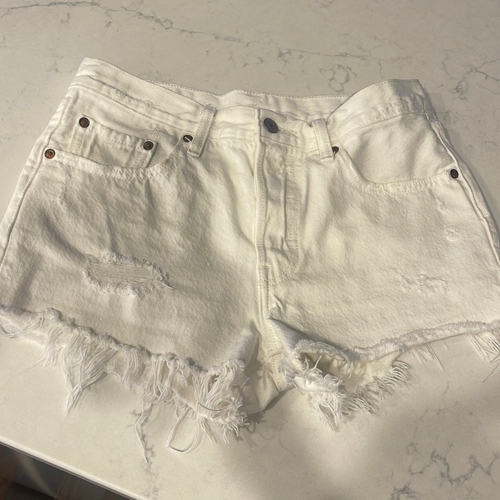 White Levi’s shorts